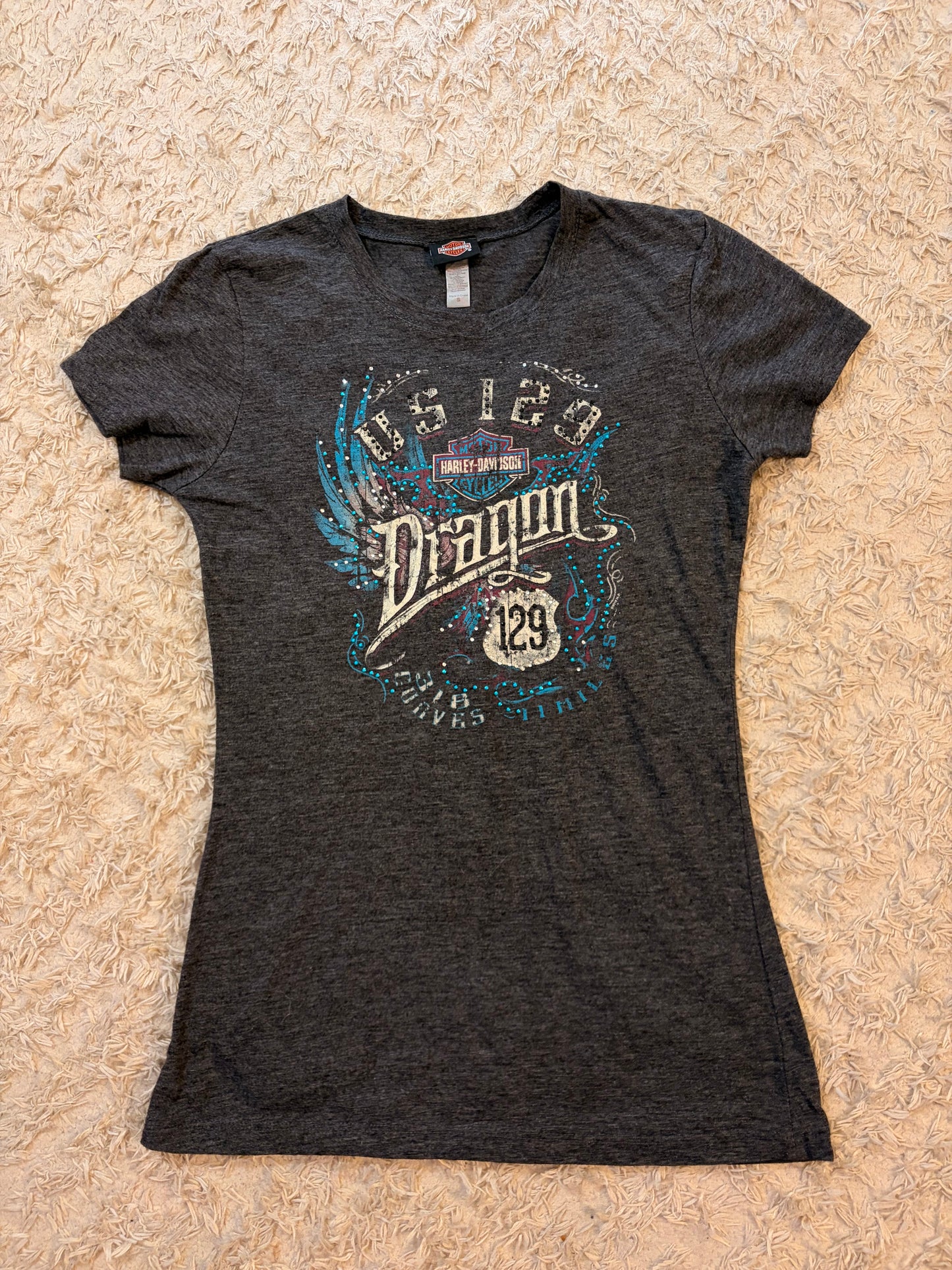 T-shirt Harley-Davidson US 129 Tail of the Dragon Tallassee Tennessee Gris Anthracite Chiné Ailes Bleu Turquoise Effet Vintage 65% Polyester – Femme – Taille S