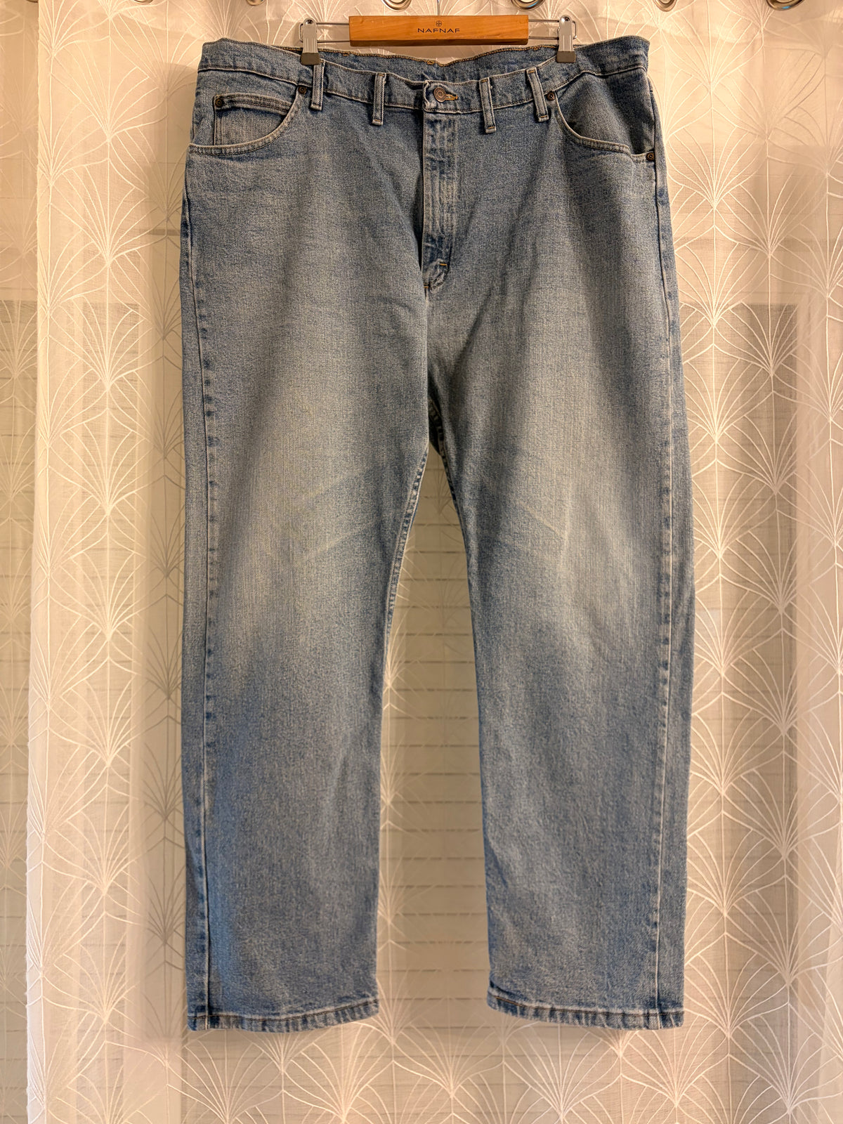 Jean Wrangler Premium Quality Classic Straight Bleu Clair Délavé 99% Coton Spandex W44/L32 (FR 52-54) – Homme Grande Taille – Très Bon état