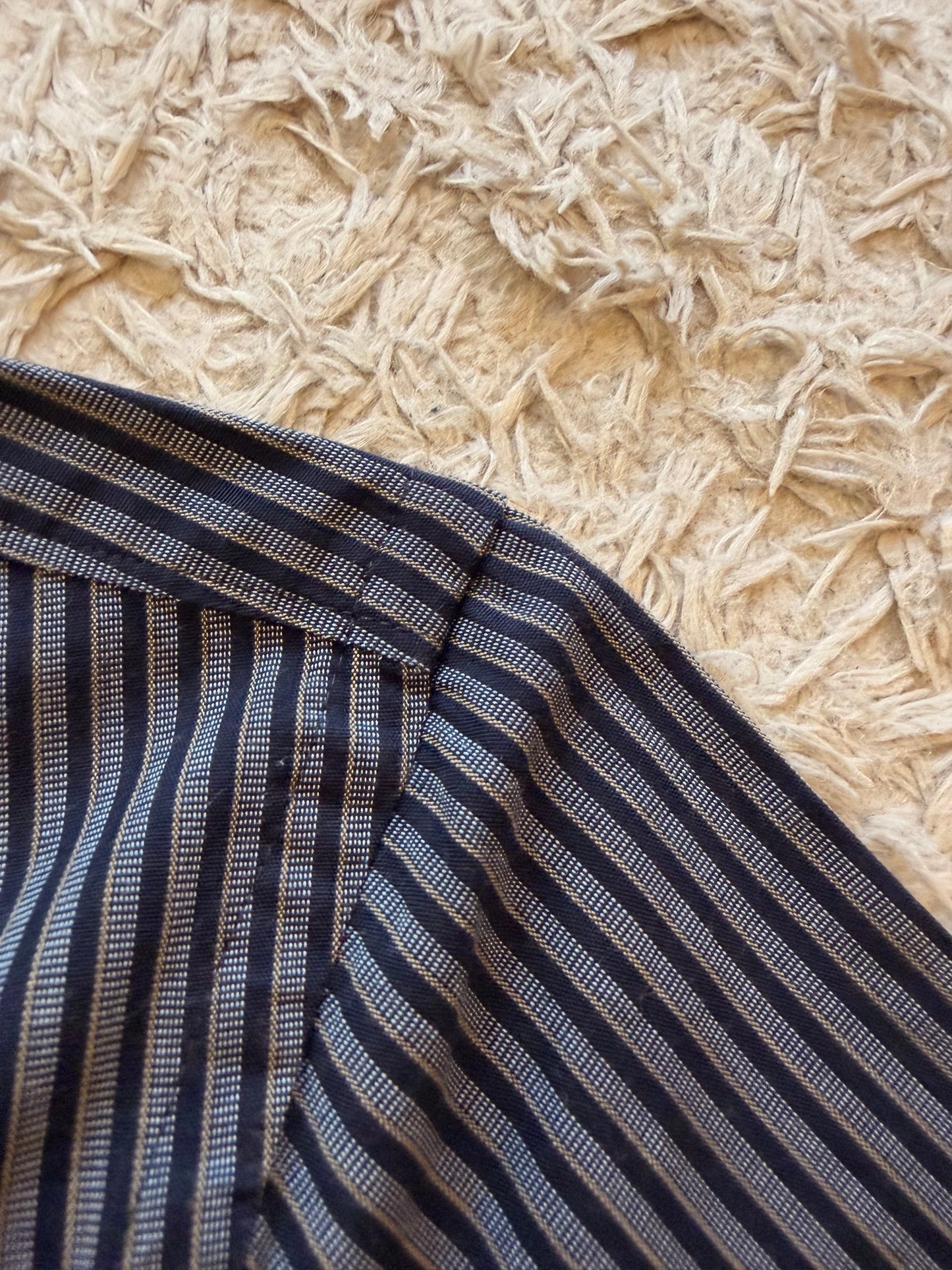 Chemise Perry Ellis Slim Fit Rayures Fines Bleu Marine/Gris Anthracite/Beige Doré 100% Coton Manches Longues – Homme – Taille M