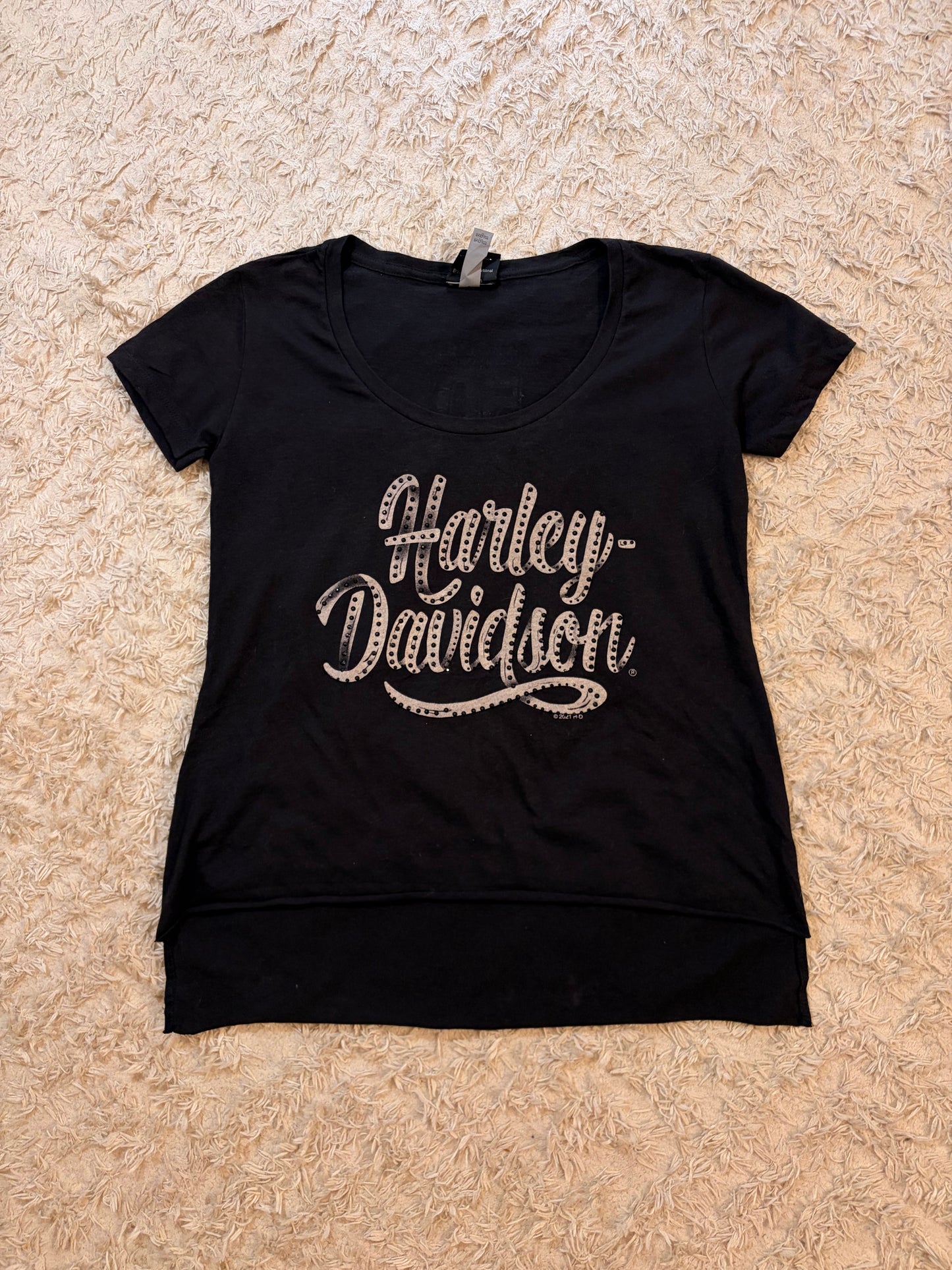 T-shirt Harley-Davidson 50ème Anniversaire Apol's Minnesota 1972-2022 Noir Strass Noirs Lettrage Argenté Bas Asymmétrique – Femme – Taille S
