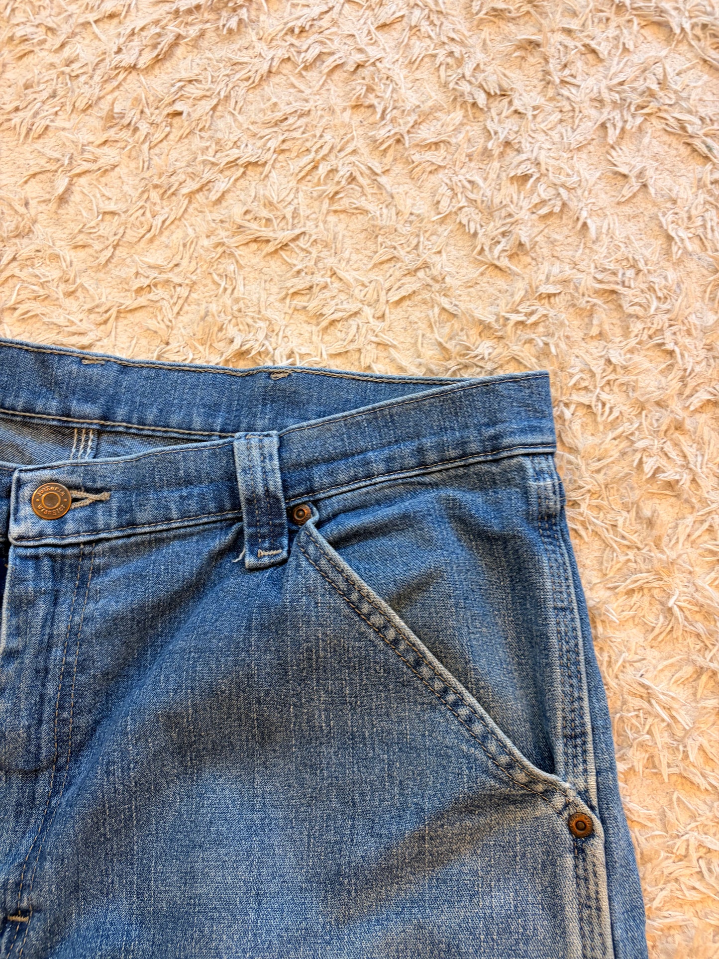 Jean Carpenter Wrangler Bleu Délavé Mid-Blue Boucle Marteau Poches Outils Triples Surpiqûres W34/L32 – Homme