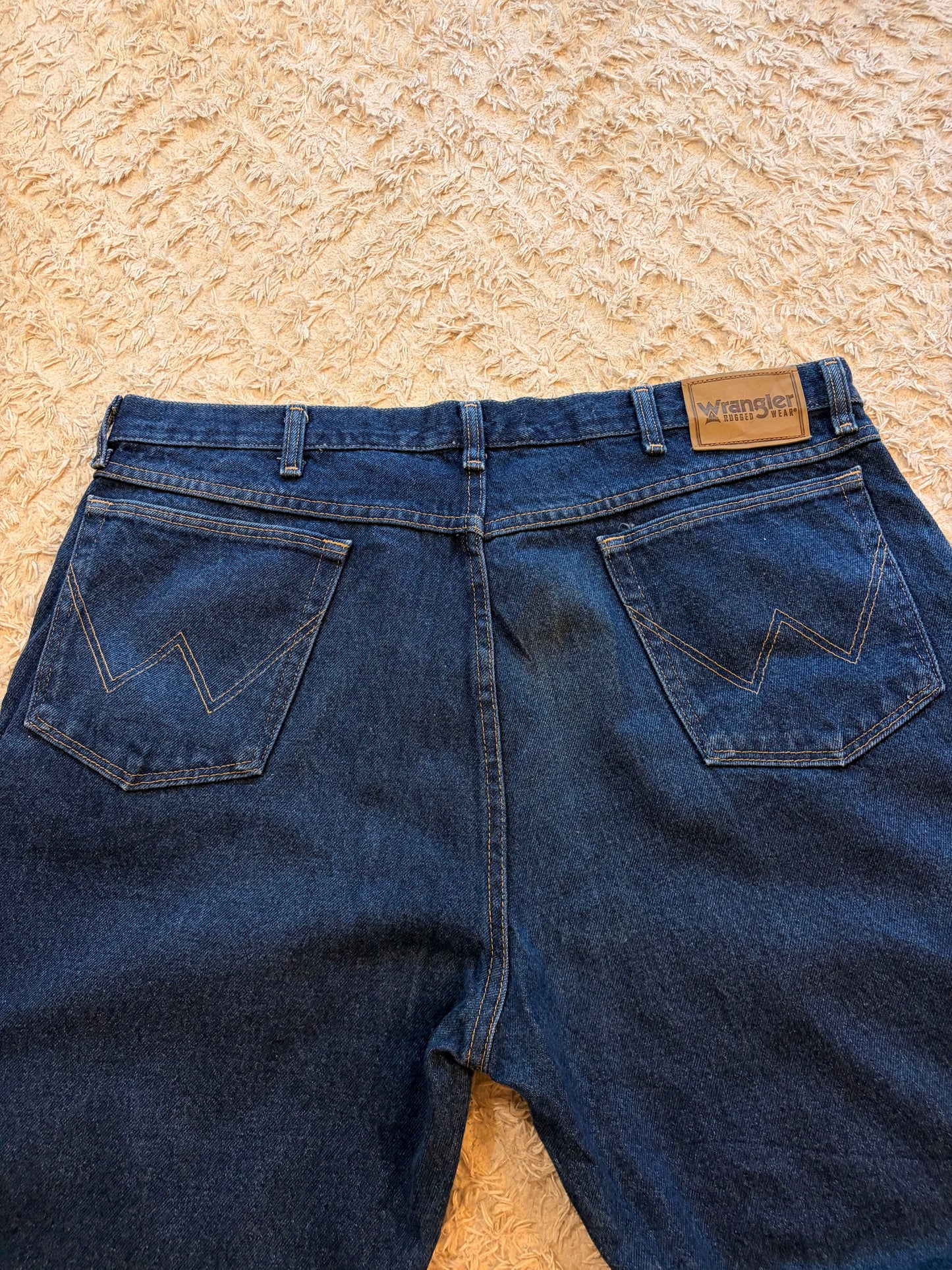 Jean Wrangler Rugged Wear Bleu Foncé Indigo 100% Coton Lourd Bouton Logoté Rivets Cuivre W40/L29 – Homme – Taille 50