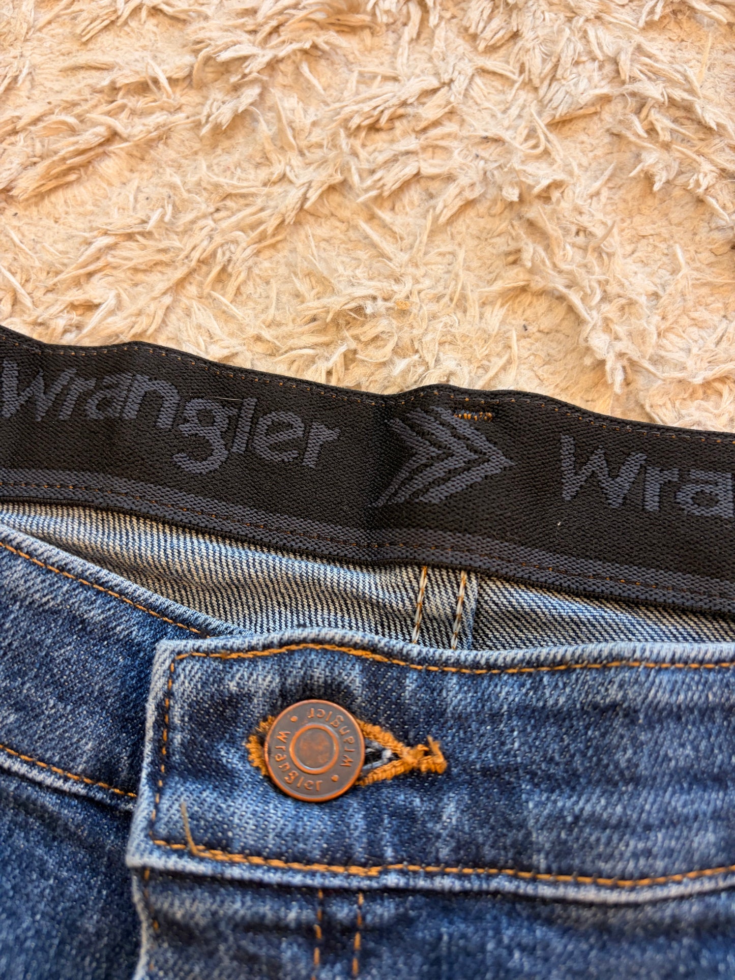 Jean Wrangler Authentics Regular Fit Comfort Flex Waistband Bleu Délavage Classique 88% Coton 10% Polyester 2% Spandex Ceinture Élastique W38/L30 – Homme – Taille 48