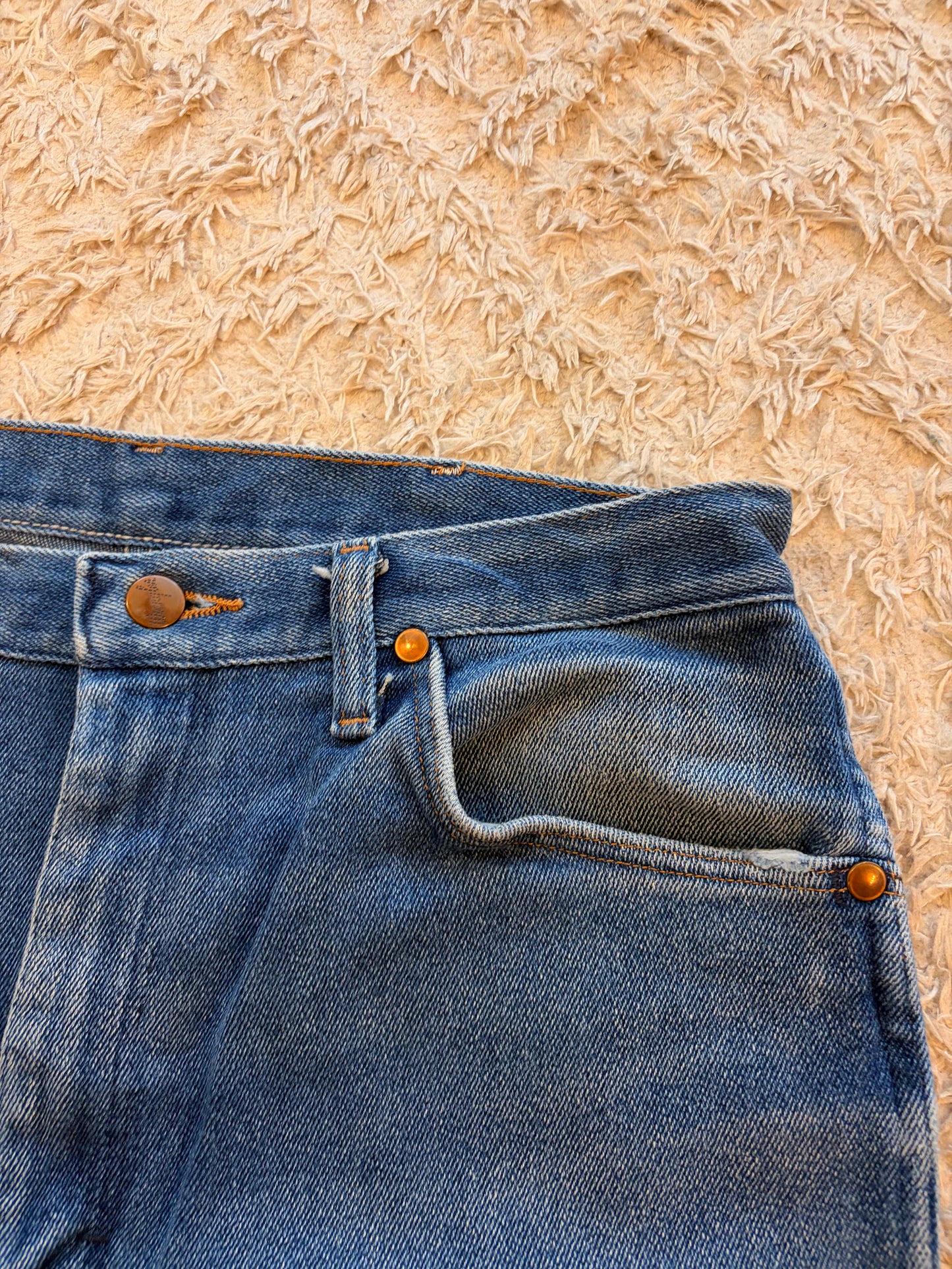 Jean Wrangler Vintage Authentic Straight Bleu Moyen Délavage Naturel 100% Coton Brut Bouton Relief Patch Logo Dos W34/L32 – Homme