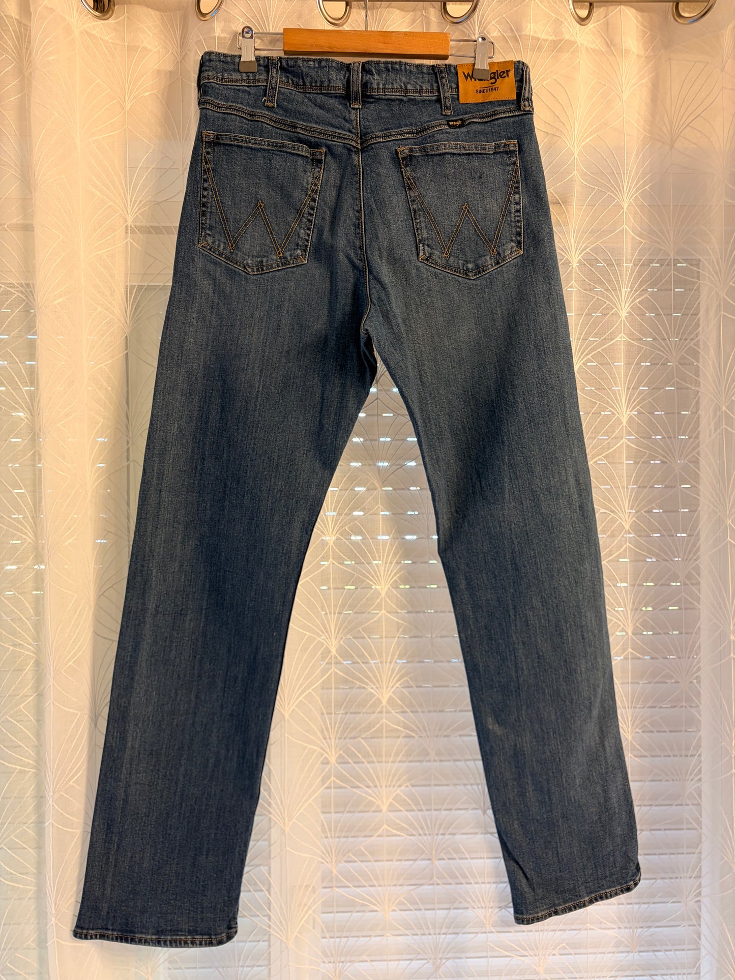 Jean Wrangler Regular Fit Bleu Moyen Délavage Naturel 98% Coton 2% Élasthanne Stretch W34/L32 – Homme – Taille 44