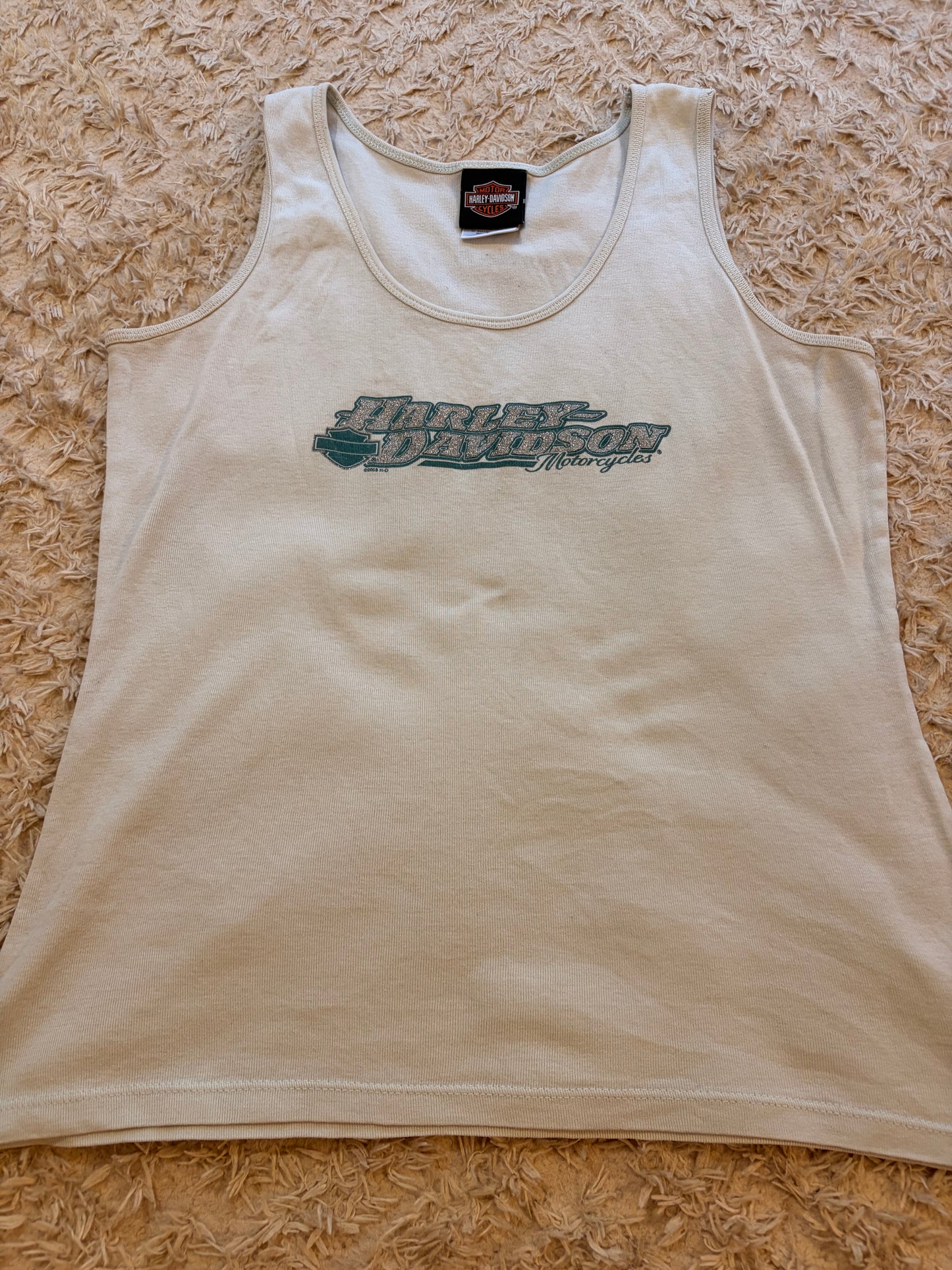 Débardeur Harley-Davidson Vintage 2008 Beige Sable Paillettes Argentées/Vertes Dos Ailes Myrtle Beach South Carolina 100% Coton Made in USA – Femme – Taille L