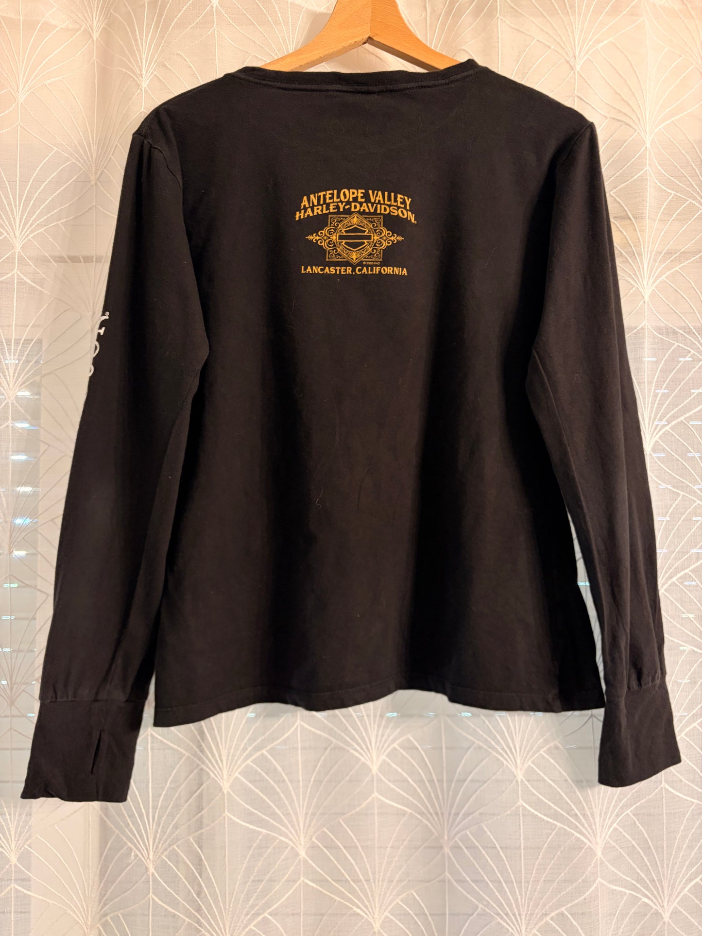 T-shirt Manches Longues Harley-Davidson Antelope Valley Lancaster California Noir Logo HD Étincelles Dorées Inscription Manche 100% Coton – Femme – Taille M/L