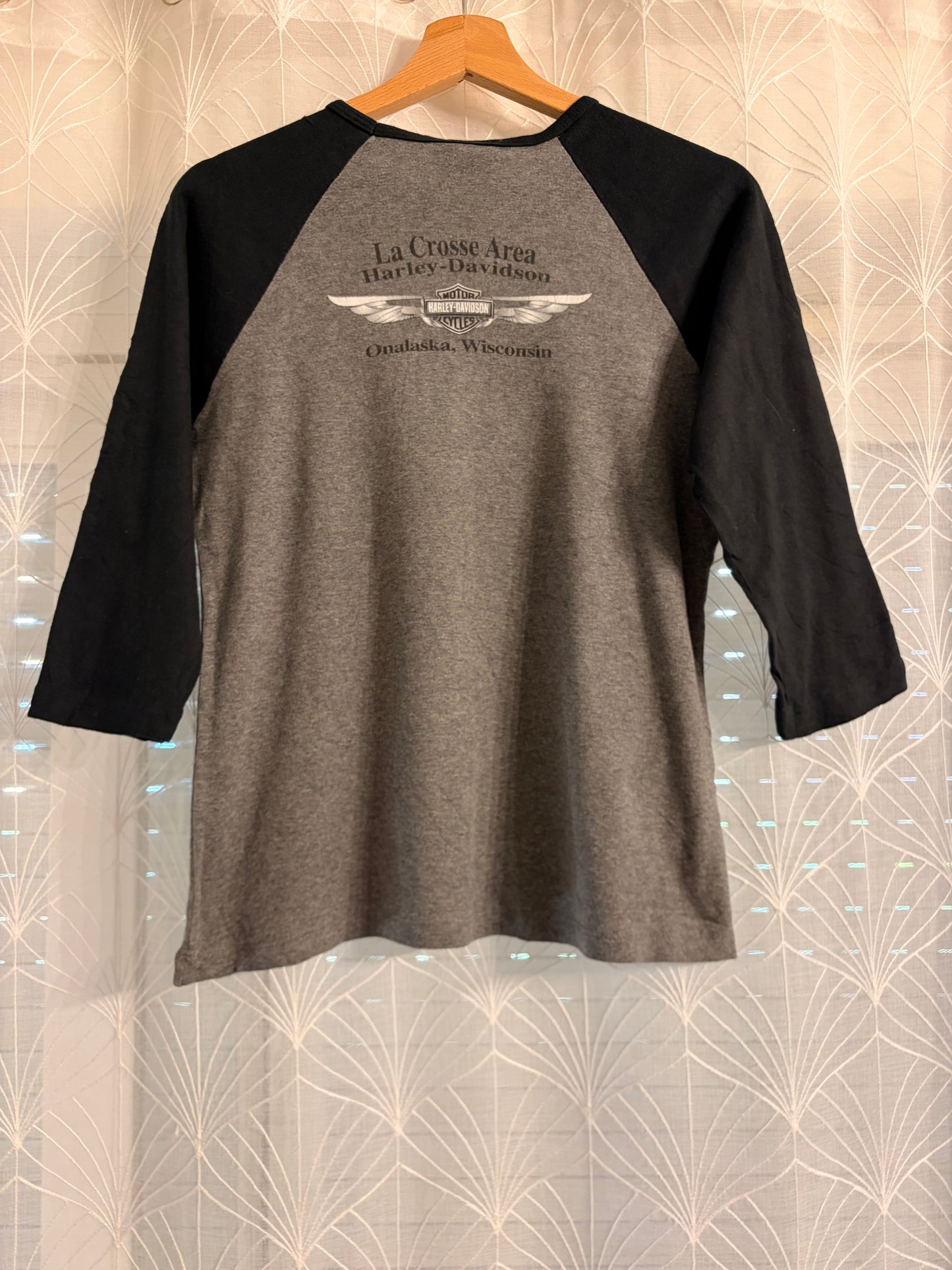 T-shirt Raglan Harley-Davidson Vintage 2004 La Crosse Area Onalaska Wisconsin Gris Chiné/Noir Manches 3/4 100% Coton Made in USA – Femme – Taille M/L