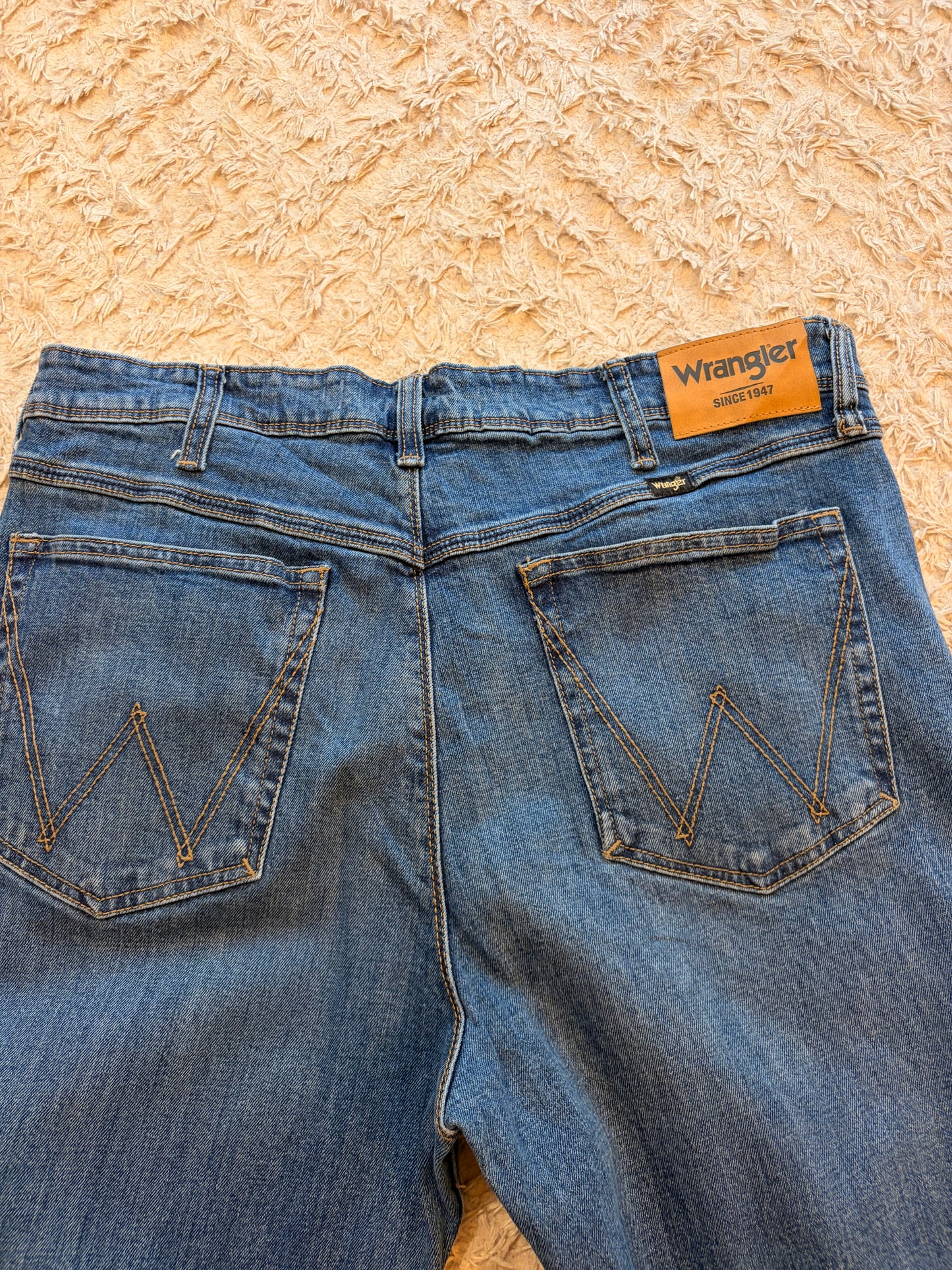 Jean Wrangler Regular Fit Bleu Moyen Délavage Naturel 98% Coton 2% Élasthanne Stretch W34/L32 – Homme – Taille 44