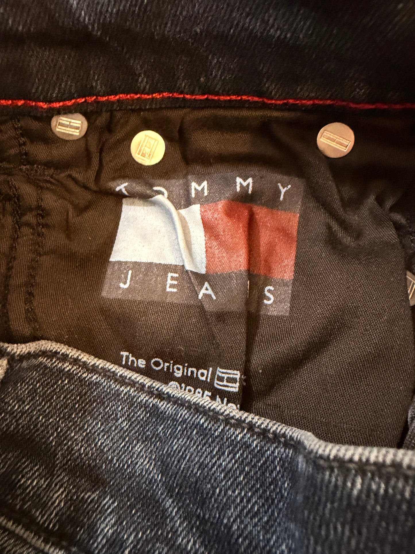 Jean Tommy Jeans Sylvia High Flare Bleu Foncé Brut W25/L32 98% Coton 2% Élasthanne Raw Hem Taille Haute – Femme