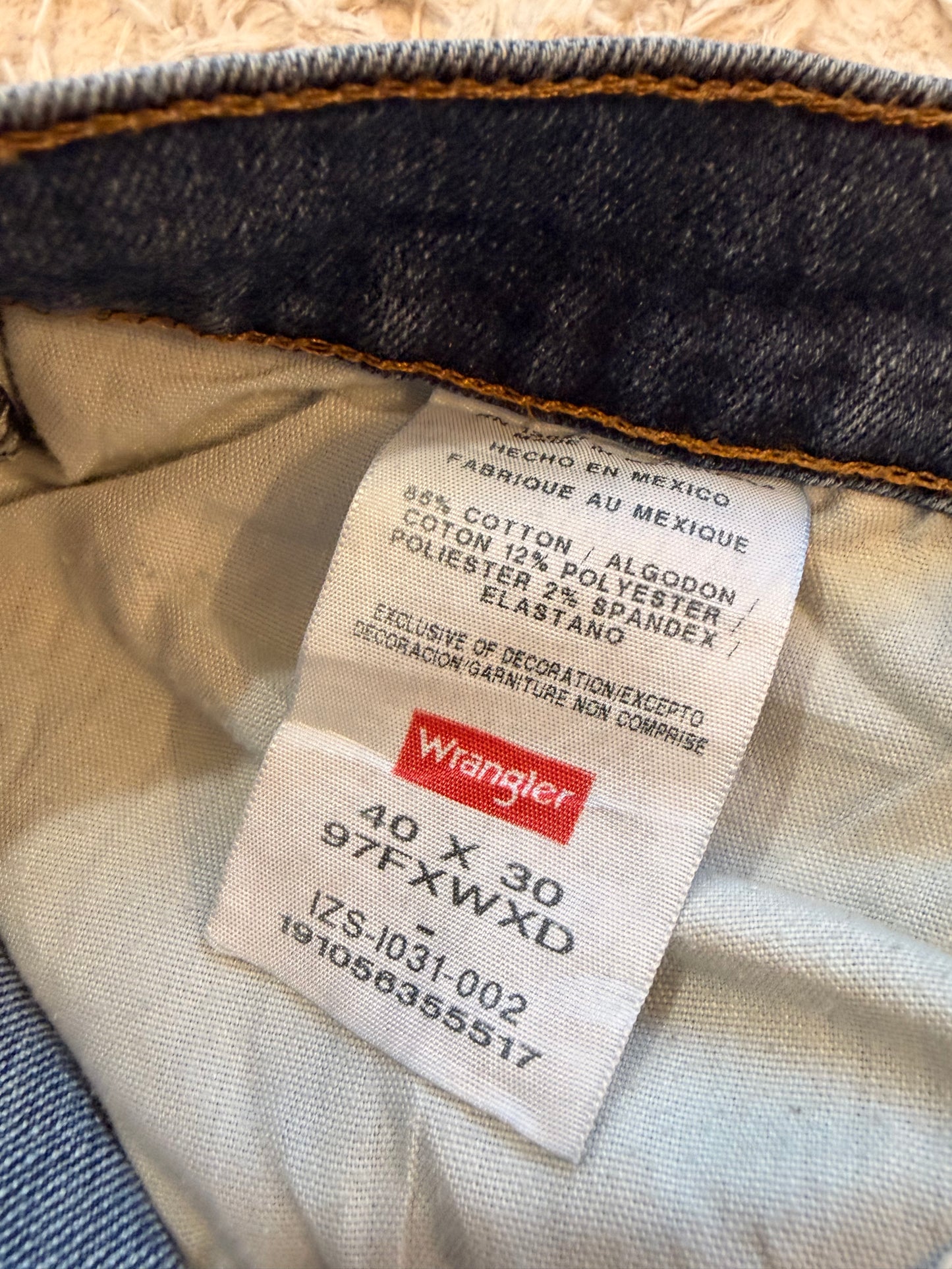 Jean Wrangler Premium Quality Comfort Guaranteed Bleu Moyen Délavage Naturel 86% Coton 12% Polyester 2% Élasthanne Regular Straight Made in Mexico W40/L30 – Homme – Taille 50