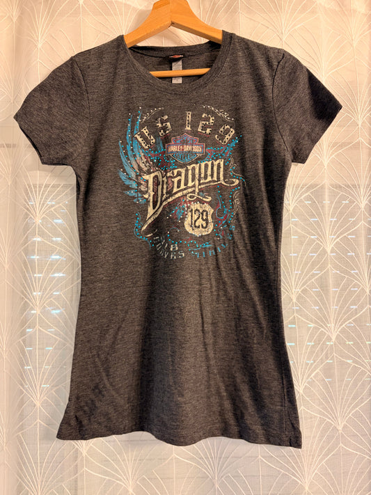 T-shirt Harley-Davidson US 129 Tail of the Dragon Tallassee Tennessee Gris Anthracite Chiné Ailes Bleu Turquoise Effet Vintage 65% Polyester – Femme – Taille S