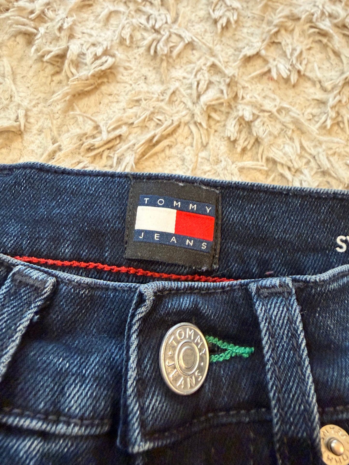 Jean Tommy Jeans Sylvia High Flare Bleu Foncé Brut W25/L32 98% Coton 2% Élasthanne Raw Hem Taille Haute – Femme