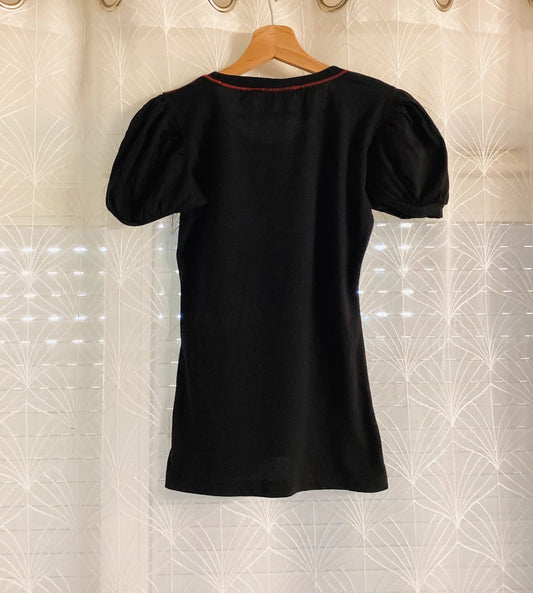 T-shirt noir à manches bouffantes, col rond avec surpiqûre rouge, vêtement seconde main mode