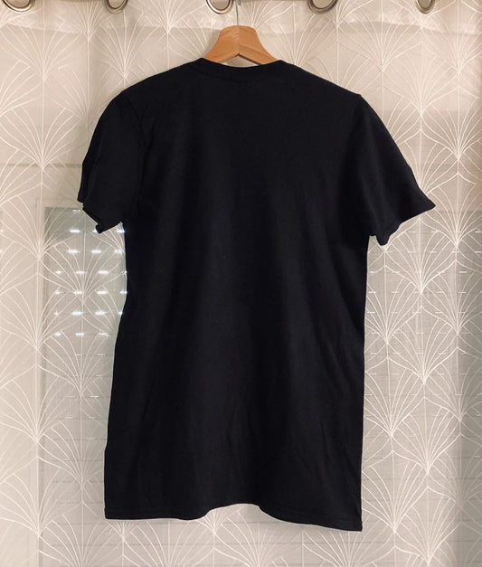 T-shirt noir uni suspendu sur cintre, vêtement d'occasion de qualité