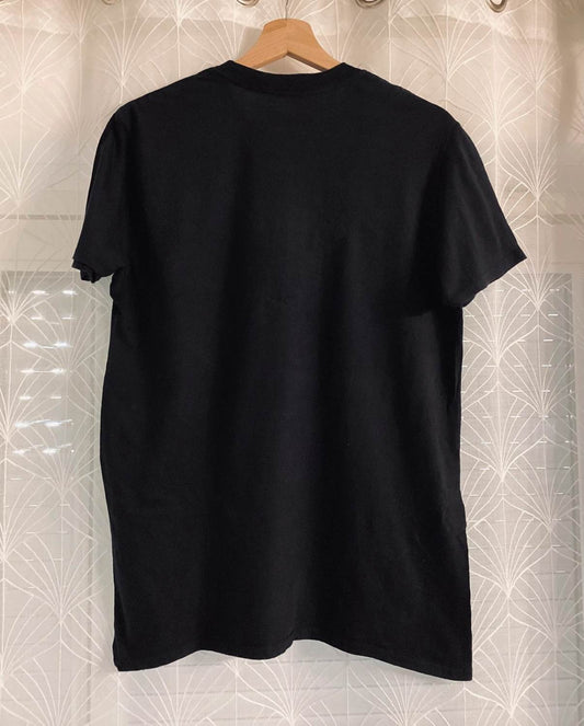 T-shirt noir uni en coton, vêtement d'occasion tendance et durable