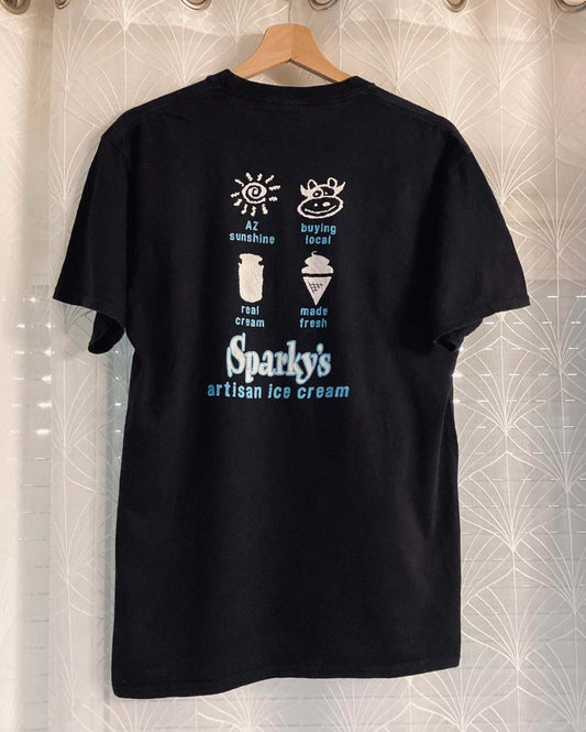 T-shirt noir Sparky's artisan ice cream avec motifs soleil, vache et crème glacée