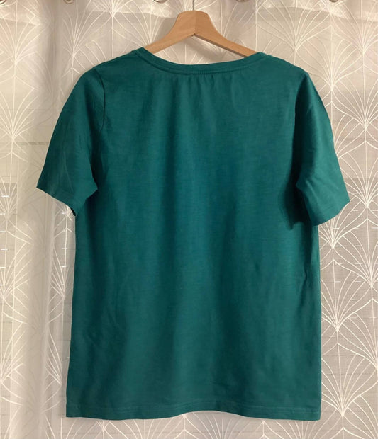 T-shirt vert foncé en coton, vue arrière, suspendu sur cintre