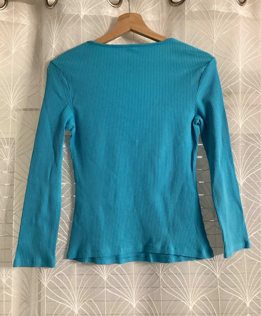 T-shirt bleu turquoise à manches longues et texture côtelée, suspendu sur cintre