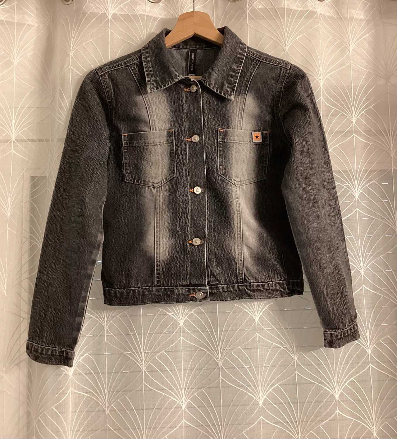 Veste en Jean Courte Cintrée Crissa Jeans Gris Délavé Vertical Contrasté Coton Élasthanne Boutons Étoilés Surpiqûres Oranges Style Y2K Cropped – Taille S