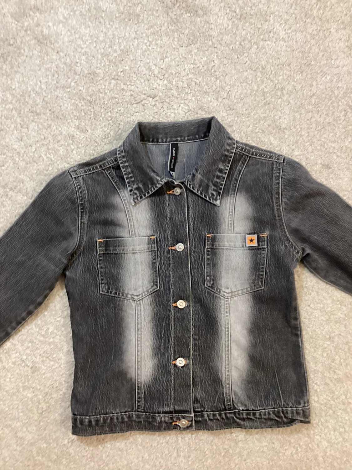 Veste en Jean Courte Cintrée Crissa Jeans Gris Délavé Vertical Contrasté Coton Élasthanne Boutons Étoilés Surpiqûres Oranges Style Y2K Cropped – Taille S
