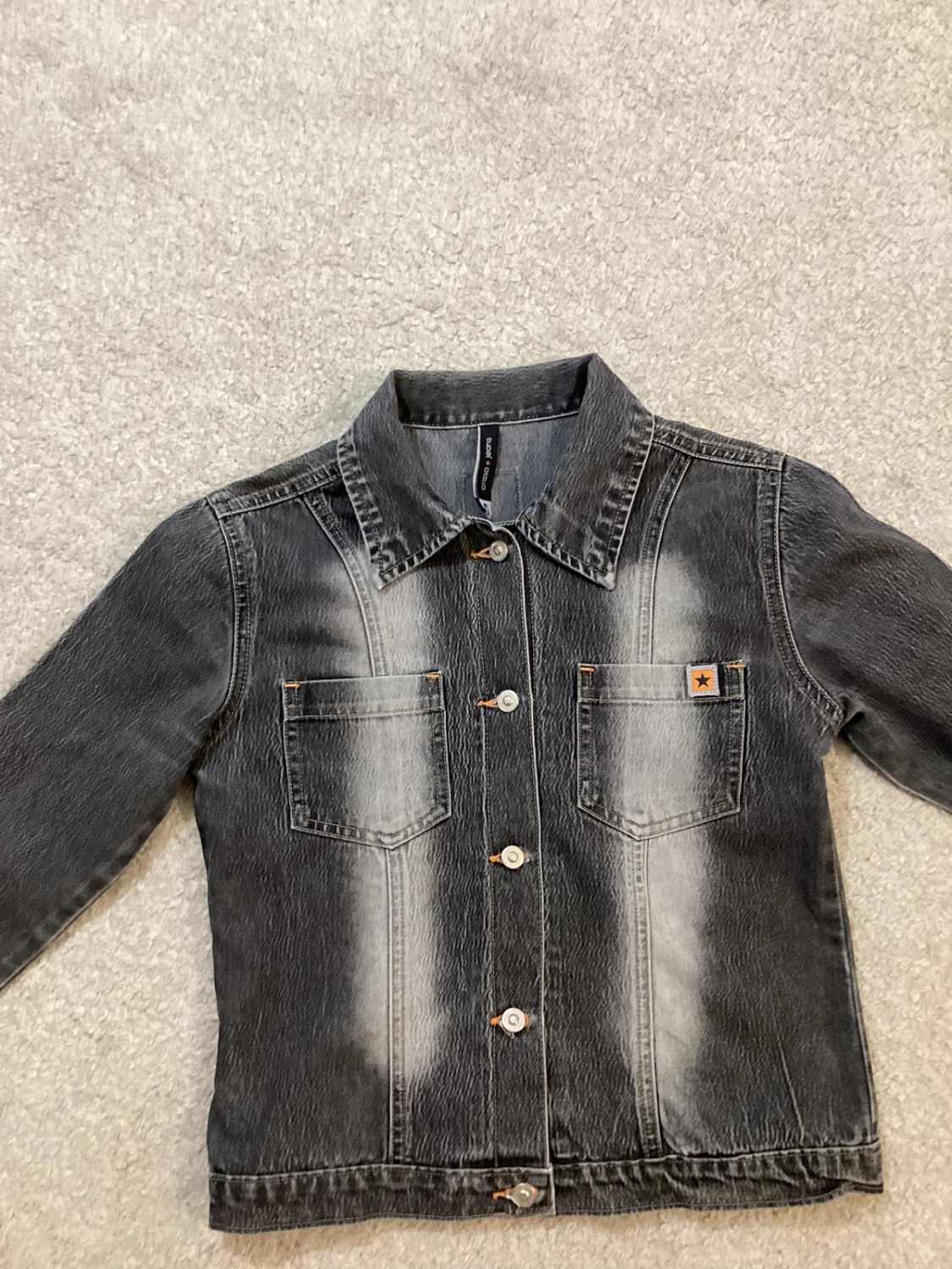Veste en Jean Courte Cintrée Crissa Jeans Gris Délavé Vertical Contrasté Coton Élasthanne Boutons Étoilés Surpiqûres Oranges Style Y2K Cropped – Taille S