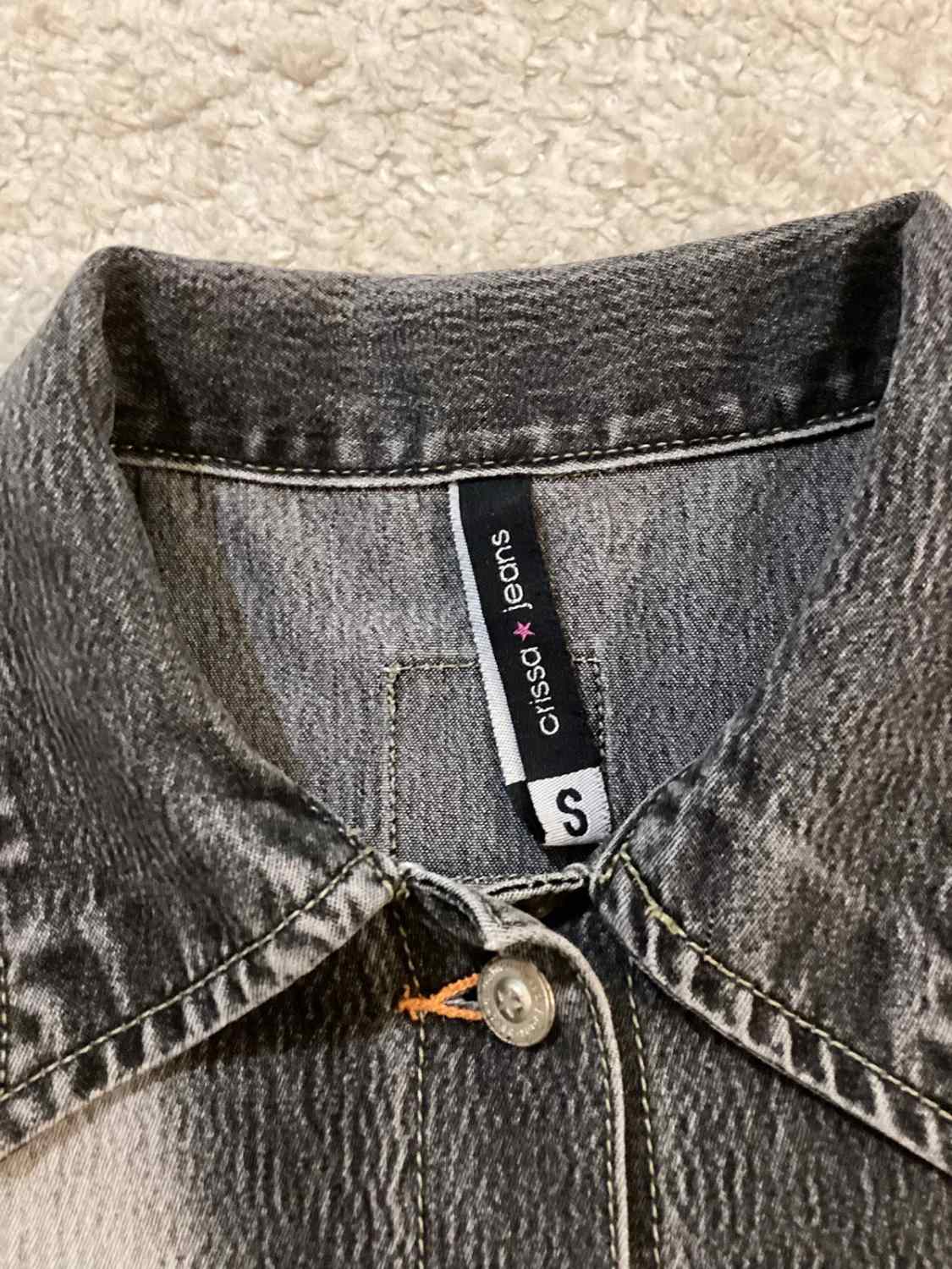 Veste en Jean Courte Cintrée Crissa Jeans Gris Délavé Vertical Contrasté Coton Élasthanne Boutons Étoilés Surpiqûres Oranges Style Y2K Cropped – Taille S
