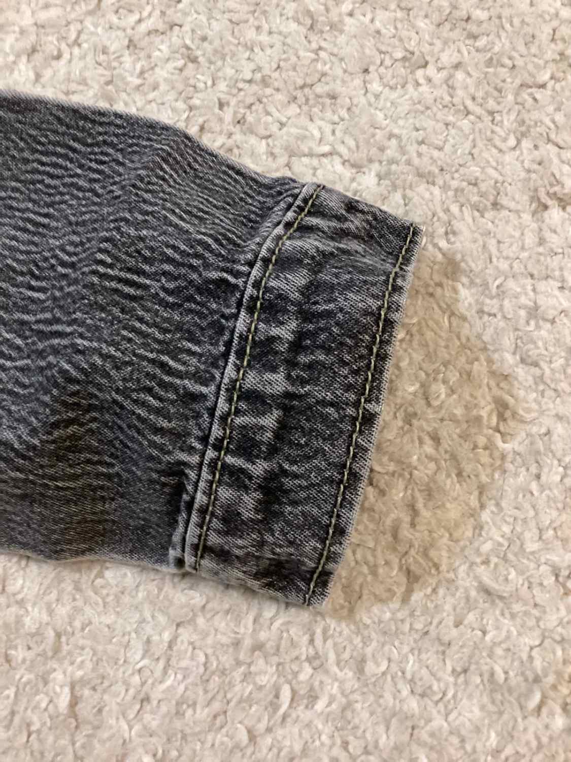 Veste en Jean Courte Cintrée Crissa Jeans Gris Délavé Vertical Contrasté Coton Élasthanne Boutons Étoilés Surpiqûres Oranges Style Y2K Cropped – Taille S