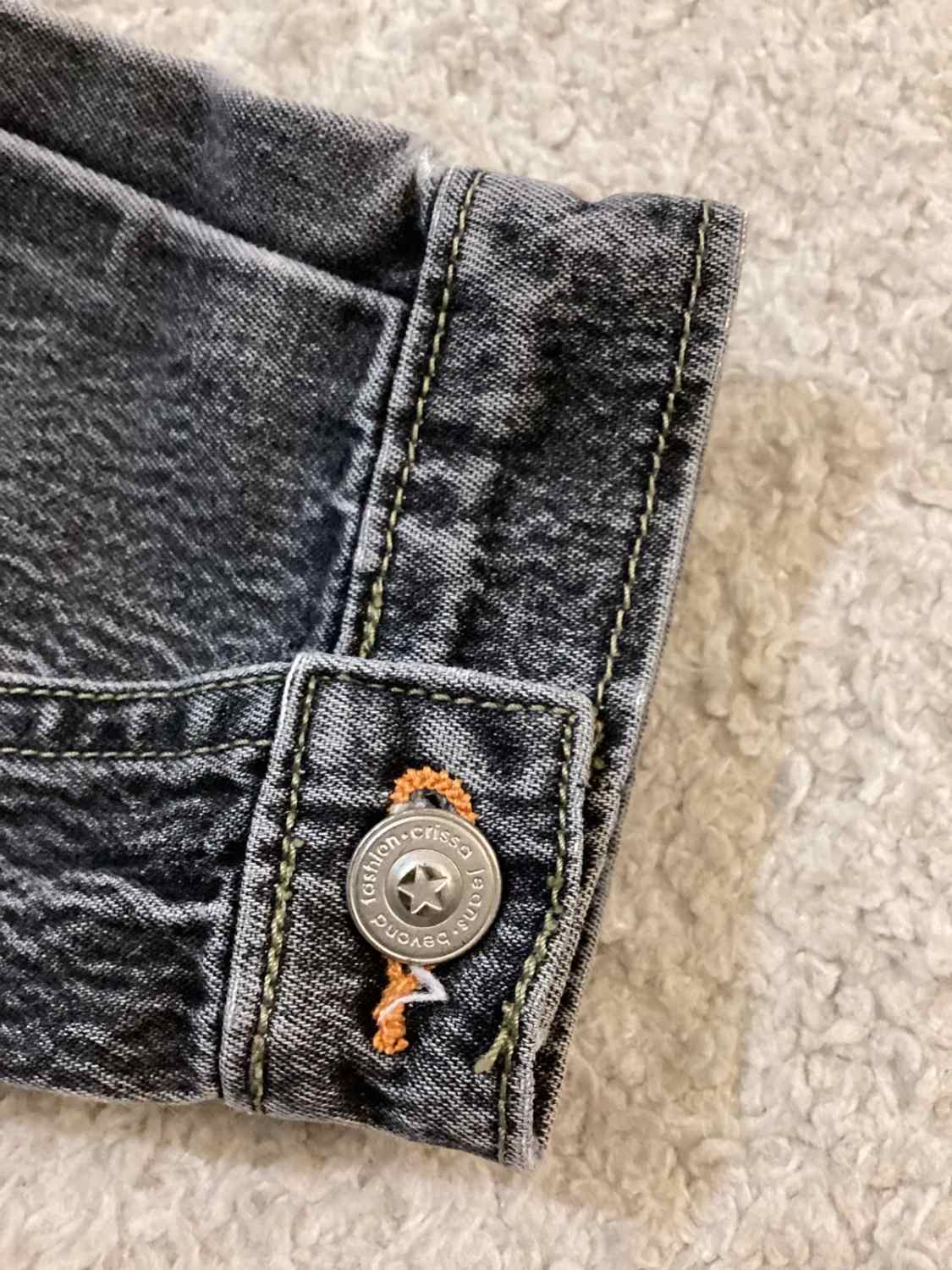 Veste en Jean Courte Cintrée Crissa Jeans Gris Délavé Vertical Contrasté Coton Élasthanne Boutons Étoilés Surpiqûres Oranges Style Y2K Cropped – Taille S