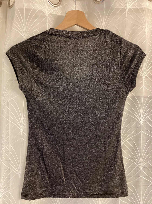 T-shirt gris pailleté à manches courtes, vue dos, suspendu sur cintre en bois