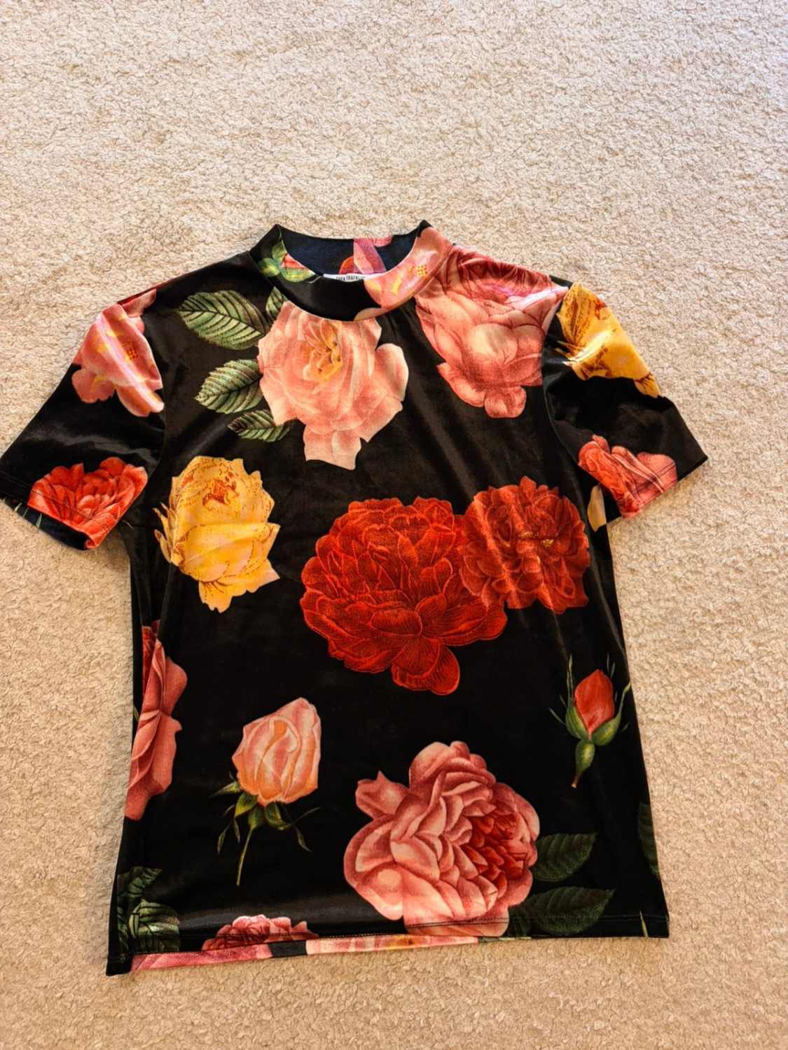 🌺 T-shirt Zara Trafaluc - Noir à Motif Fleur Rose/Jaune/Vert - Taille S
