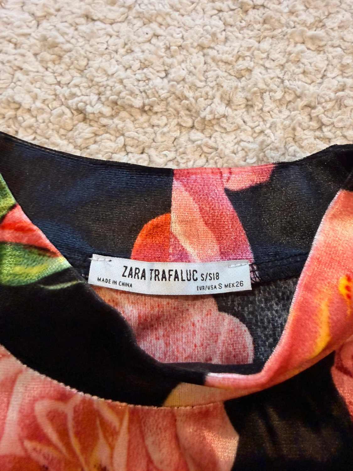 🌺 T-shirt Zara Trafaluc - Noir à Motif Fleur Rose/Jaune/Vert - Taille S