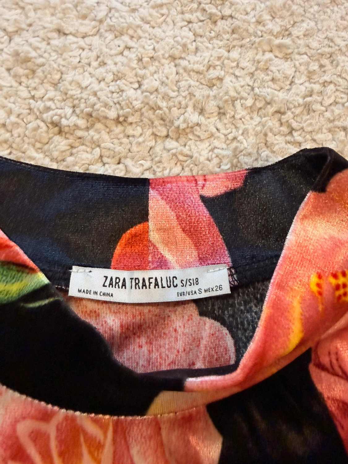🌺 T-shirt Zara Trafaluc - Noir à Motif Fleur Rose/Jaune/Vert - Taille S