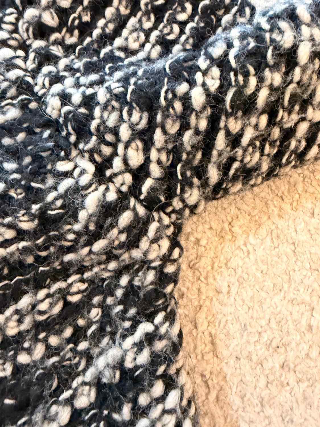Cardigan Guess Noir & Blanc - Luxe & Chaleur