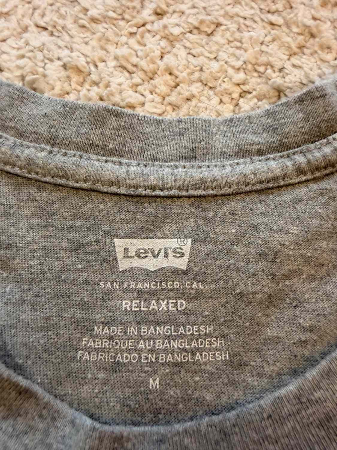 📜 T-shirt Levi’s Relaxed Fit Imprimé Gris - Authentique & Confortable