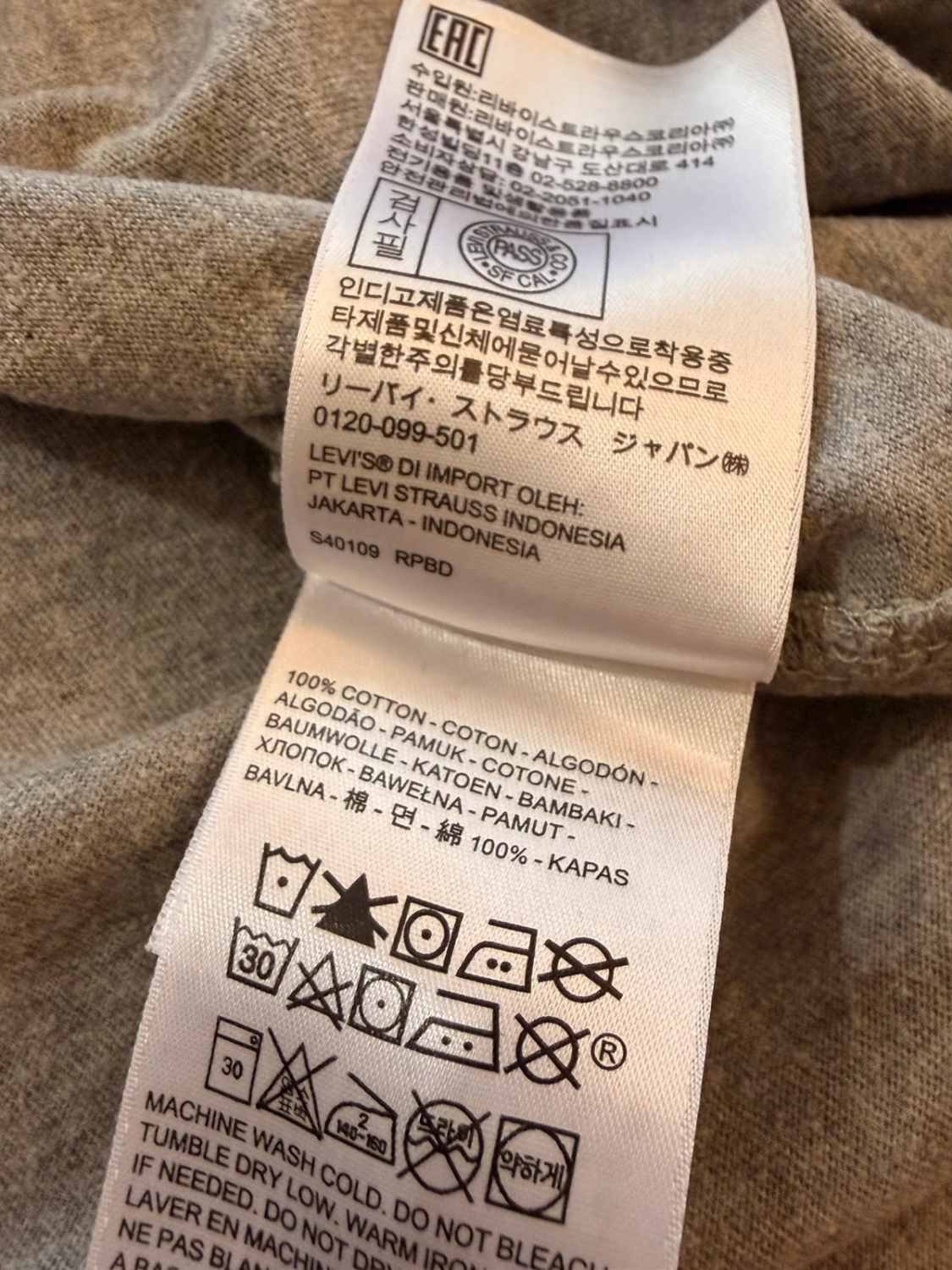 📜 T-shirt Levi’s Relaxed Fit Imprimé Gris - Authentique & Confortable