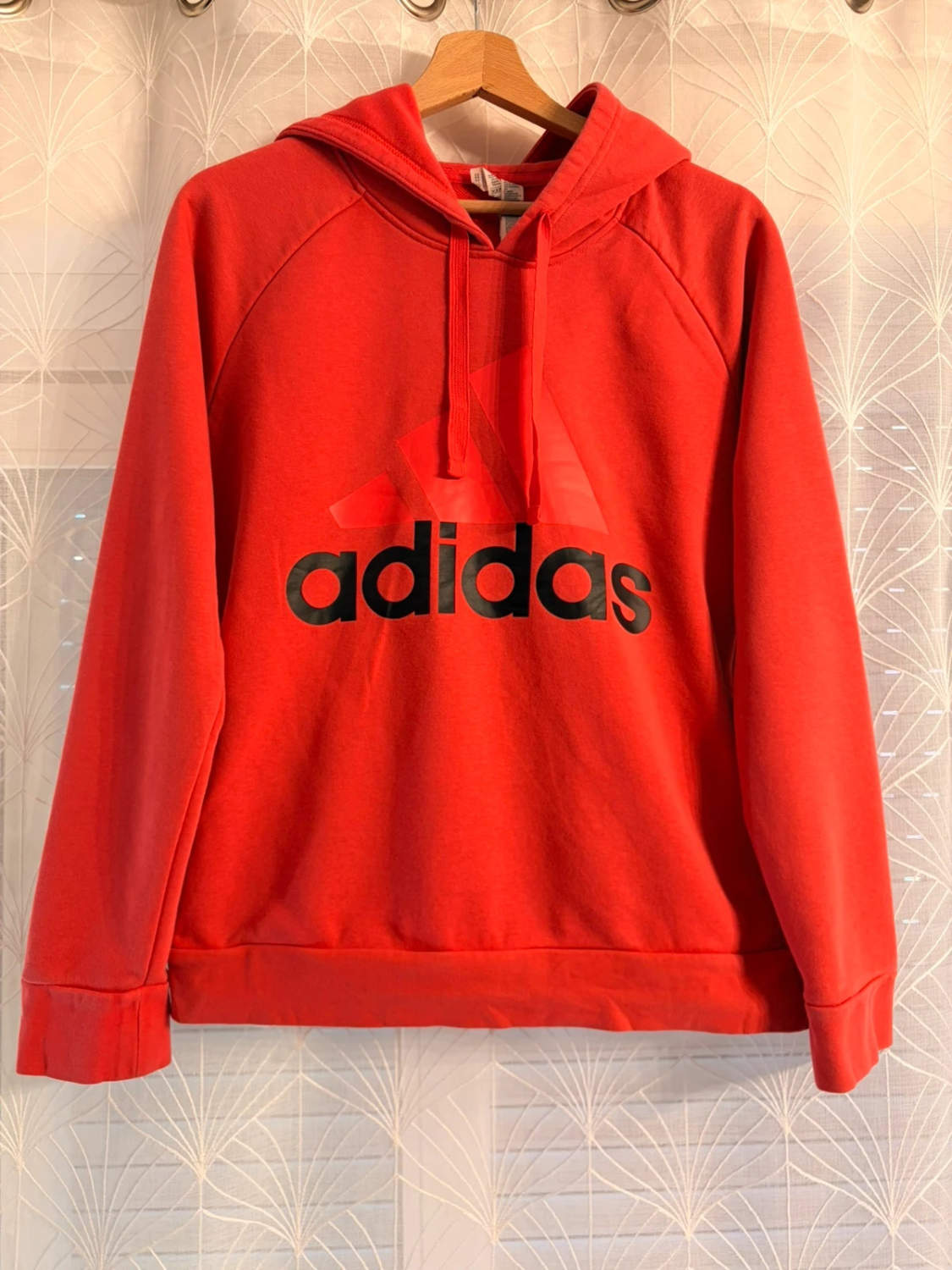 🌸🎽 Sweatshirt Adidas com Capuz Rosa com Bolsos - Conforto & Estilo Desportivo