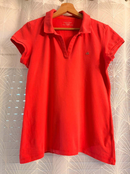 🪸👚 Polo Calvin Klein Femme Col V Corail - Sensuel & Moderne