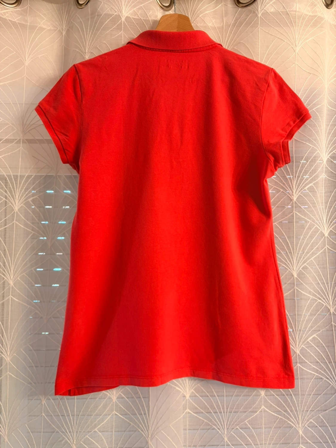 🪸👚 Polo Calvin Klein Femme Col V Corail - Sensuel & Moderne