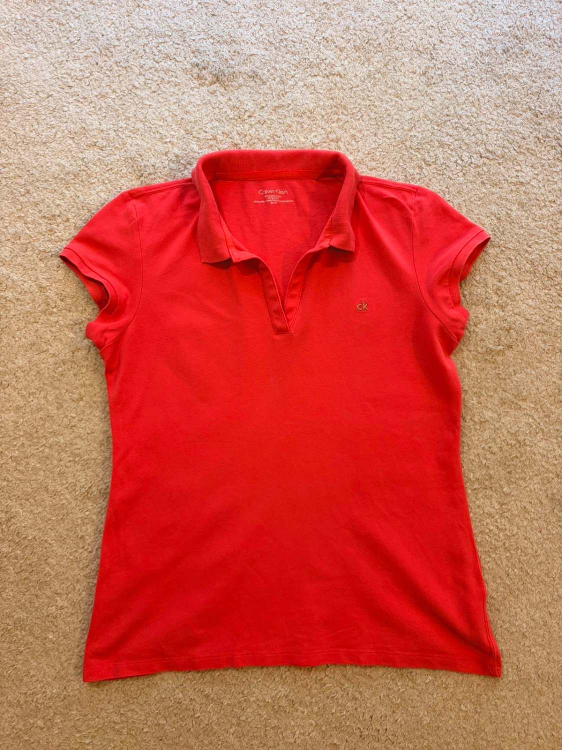 🪸👚 Polo Calvin Klein Femme Col V Corail - Sensuel & Moderne