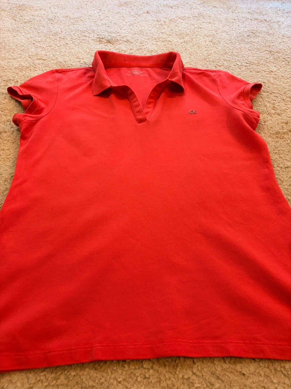 🪸👚 Polo Calvin Klein Femme Col V Corail - Sensuel & Moderne