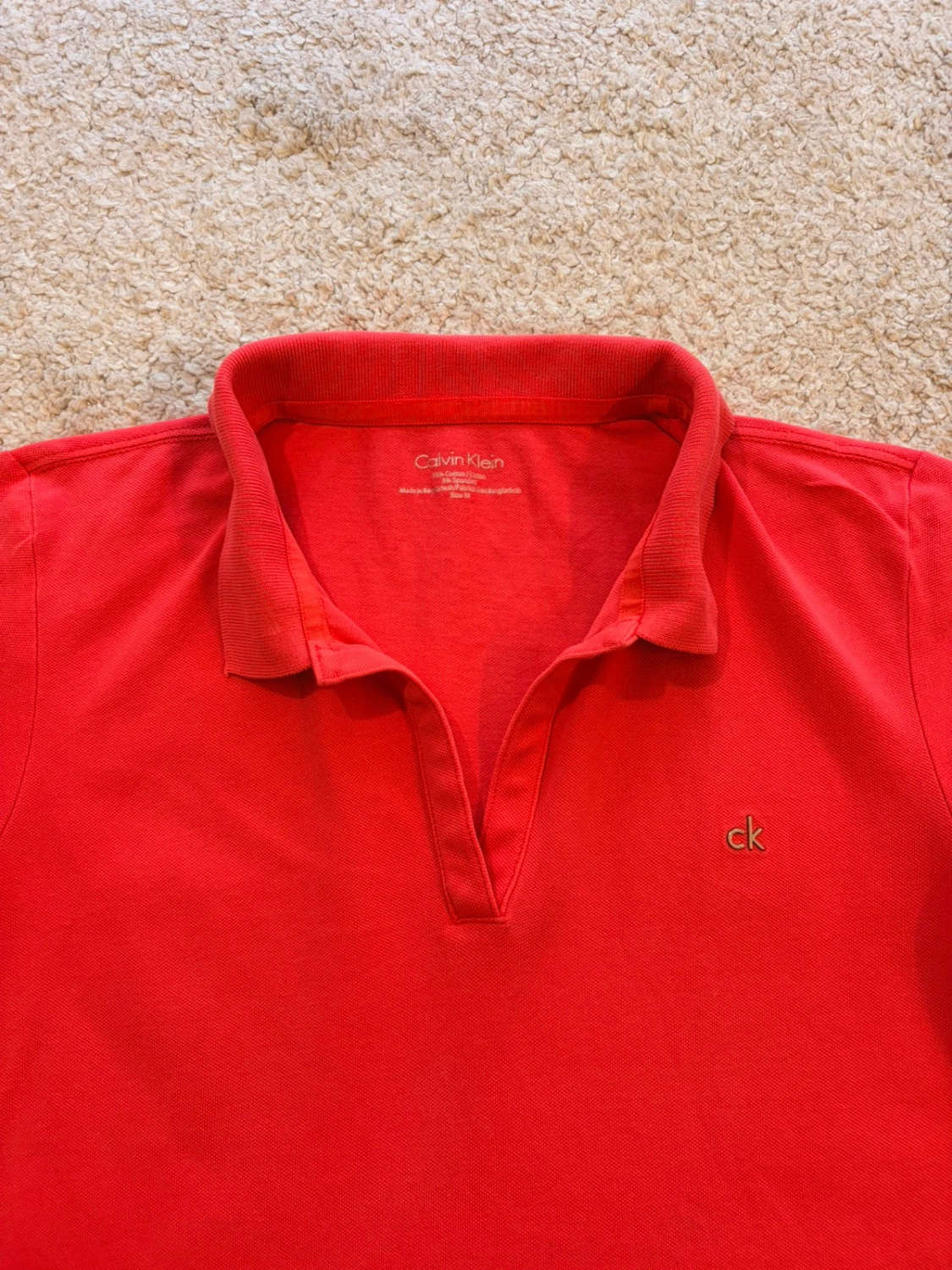 🪸👚 Polo Calvin Klein Femme Col V Corail - Sensuel & Moderne
