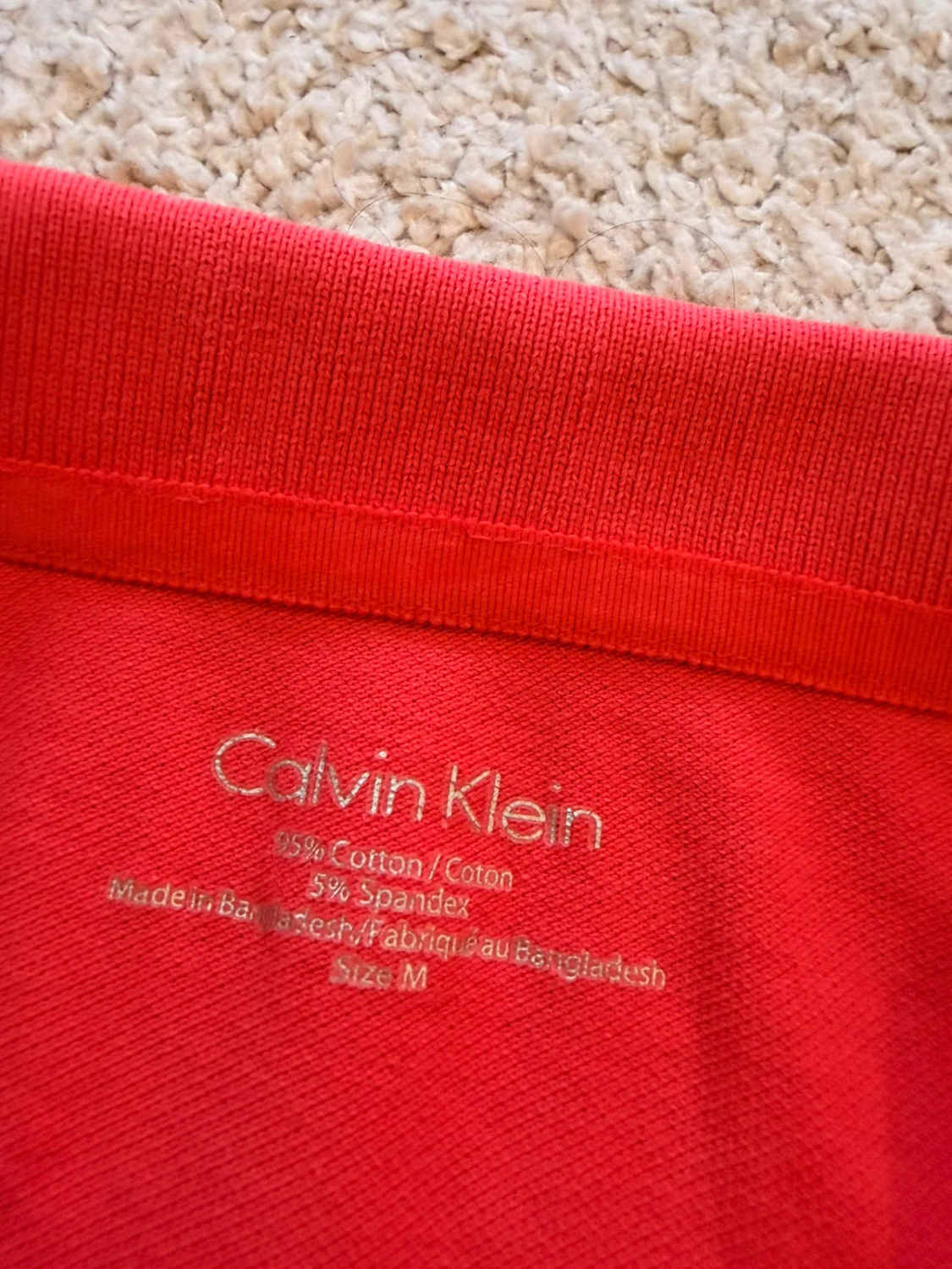 🪸👚 Polo Calvin Klein Femme Col V Corail - Sensuel & Moderne
