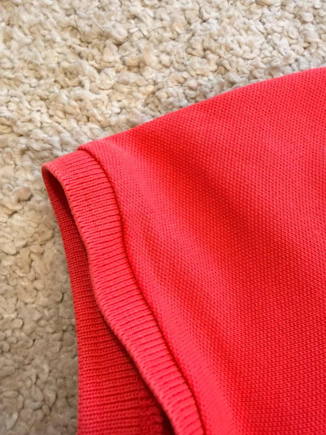 🪸👚 Polo Calvin Klein Femme Col V Corail - Sensuel & Moderne