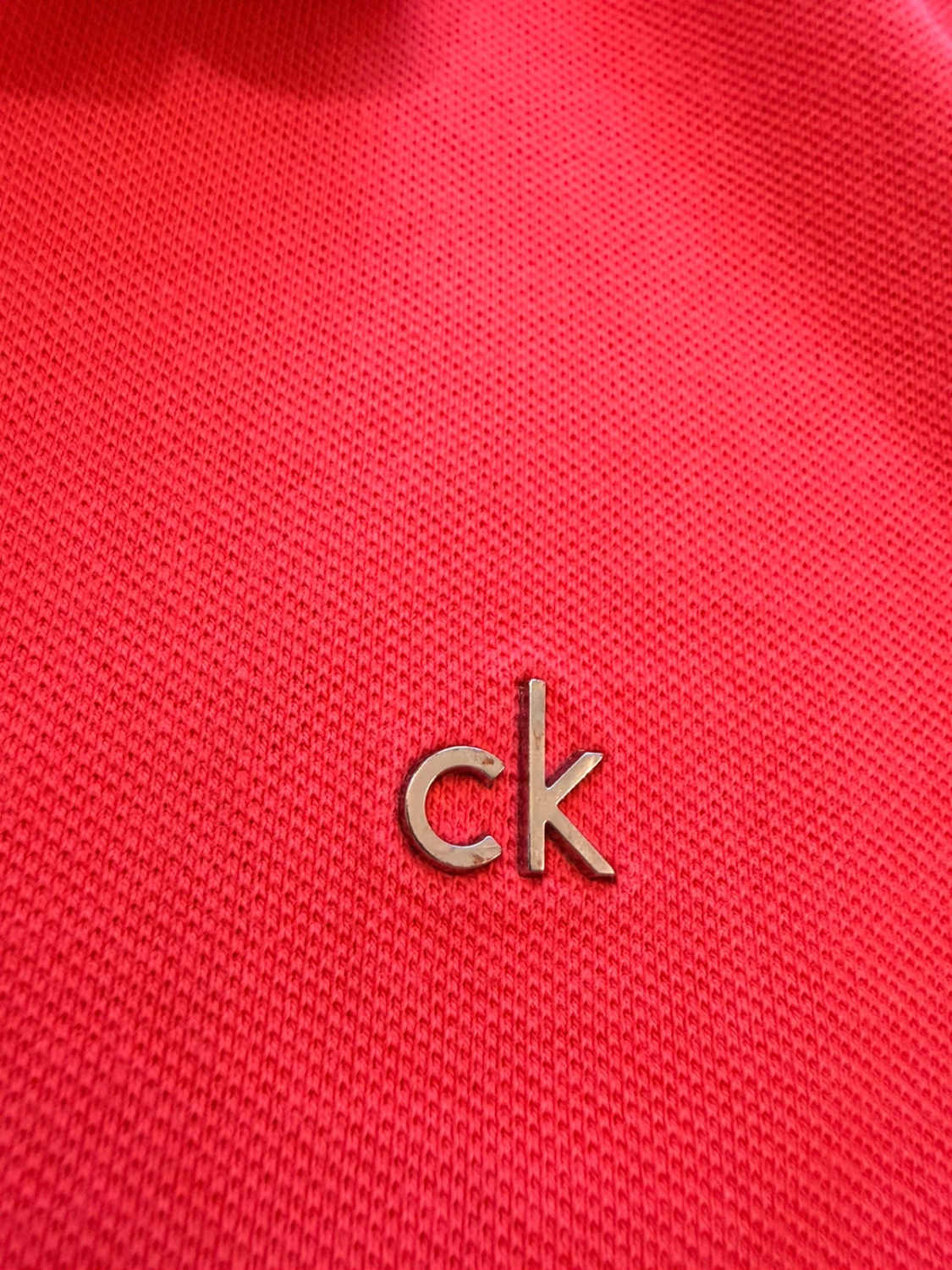 🪸👚 Polo Calvin Klein Femme Col V Corail - Sensuel & Moderne
