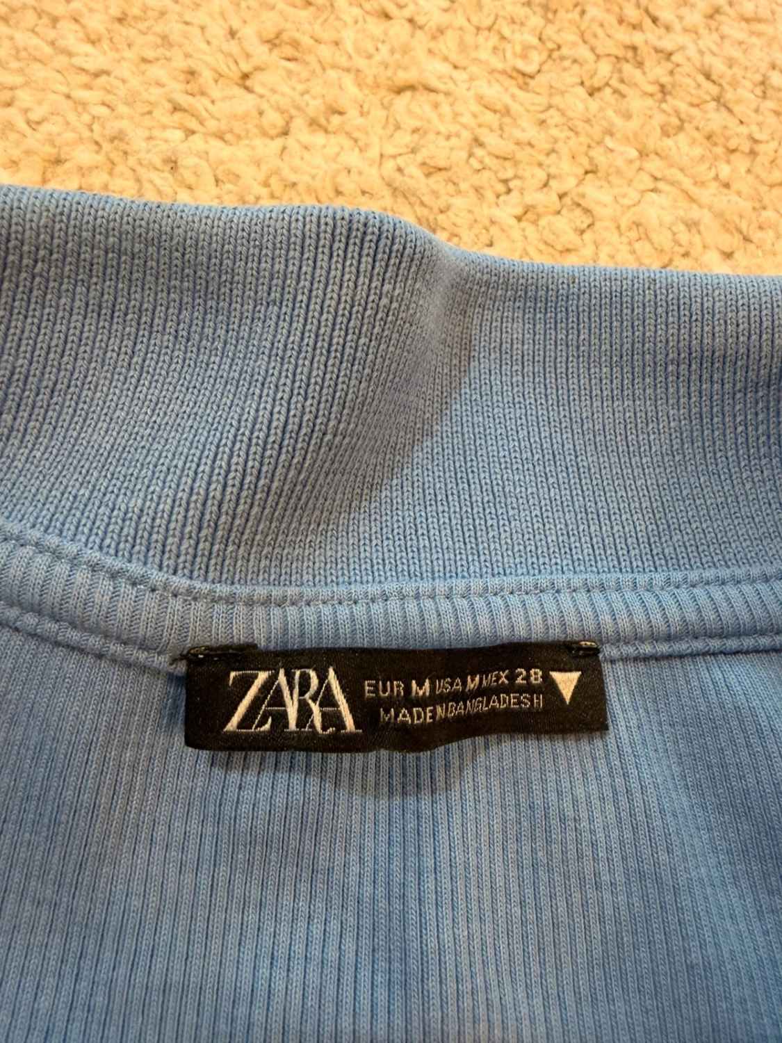 💎🔵 Top Zara Bleu Clair Col V - Minimaliste & Tendance