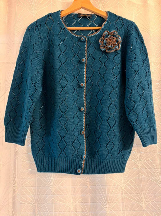 Gilet Cardigan Court Luisa Spagnoli Maille Ajourée Bleu Canard Pétrole 94% Laine Vierge 5% Acétate Manches 3/4 Boutons Ornés Finitions Crochet Cuivré Broche Fleur Amovible Made in Italy – Femme – Taille L
