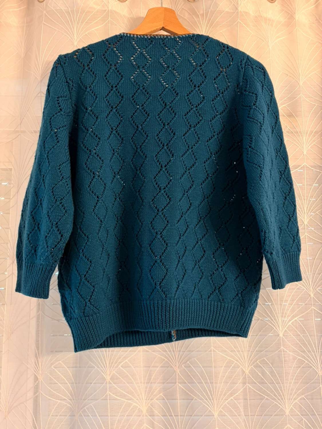Gilet Cardigan Court Luisa Spagnoli Maille Ajourée Bleu Canard Pétrole 94% Laine Vierge 5% Acétate Manches 3/4 Boutons Ornés Finitions Crochet Cuivré Broche Fleur Amovible Made in Italy – Femme – Taille L