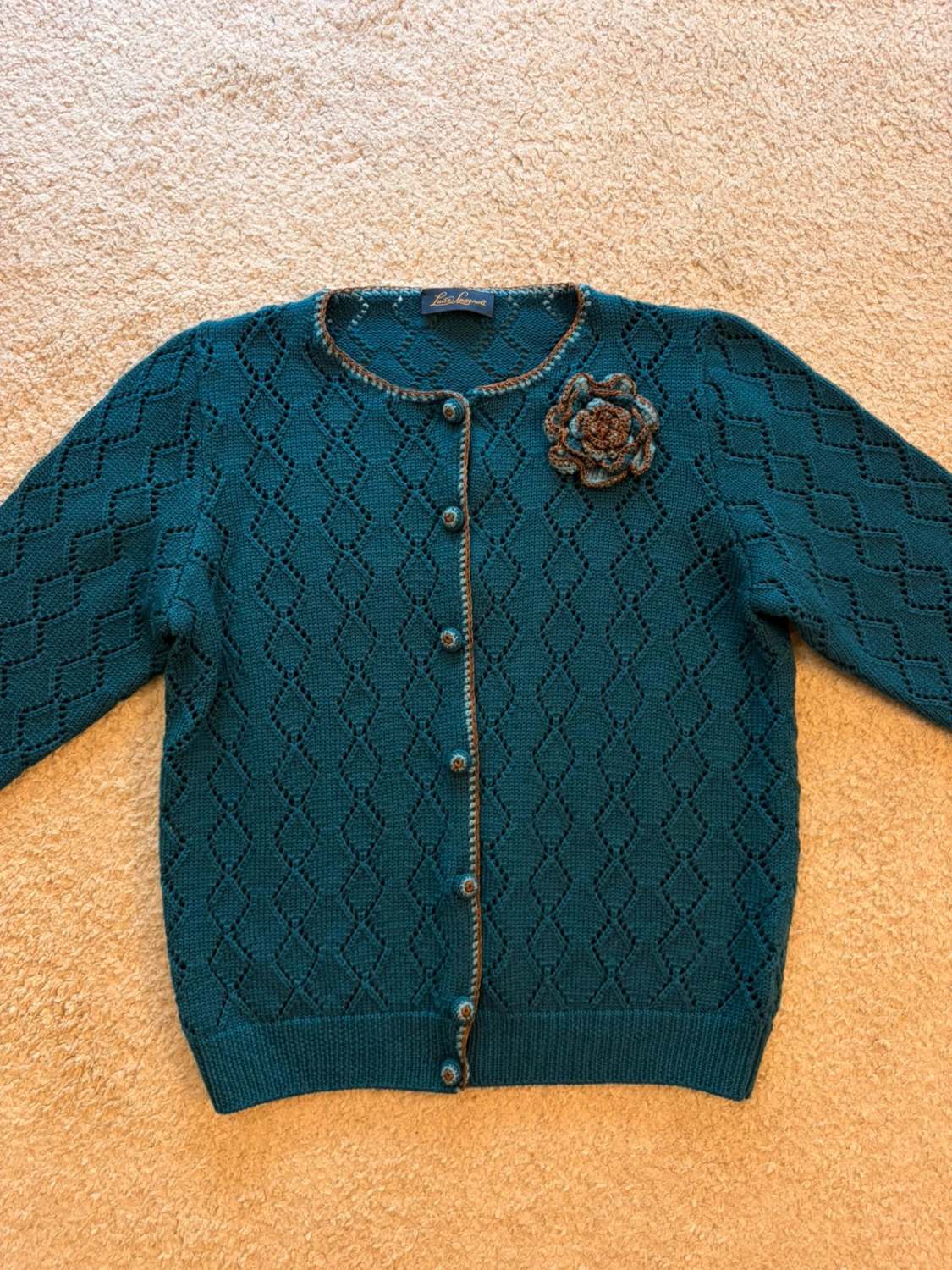 Gilet Cardigan Court Luisa Spagnoli Maille Ajourée Bleu Canard Pétrole 94% Laine Vierge 5% Acétate Manches 3/4 Boutons Ornés Finitions Crochet Cuivré Broche Fleur Amovible Made in Italy – Femme – Taille L