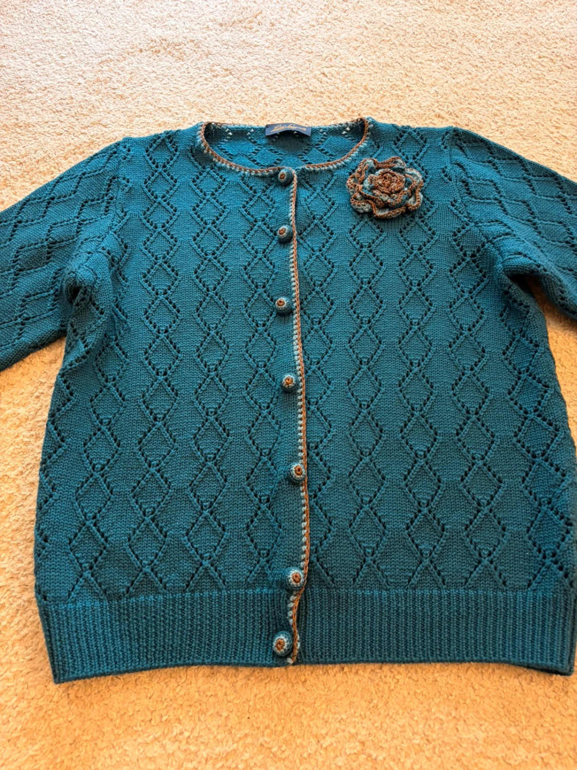 Gilet Cardigan Court Luisa Spagnoli Maille Ajourée Bleu Canard Pétrole 94% Laine Vierge 5% Acétate Manches 3/4 Boutons Ornés Finitions Crochet Cuivré Broche Fleur Amovible Made in Italy – Femme – Taille L